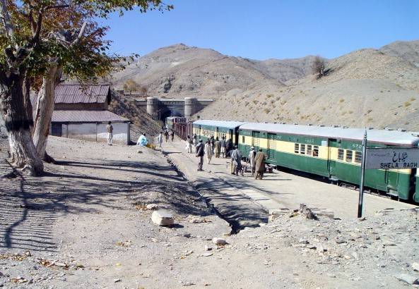 Train breakdown in Chaman triggers panic among passengers