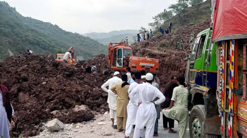 Landslide cuts off Leepa Valley from Muzaffarabad