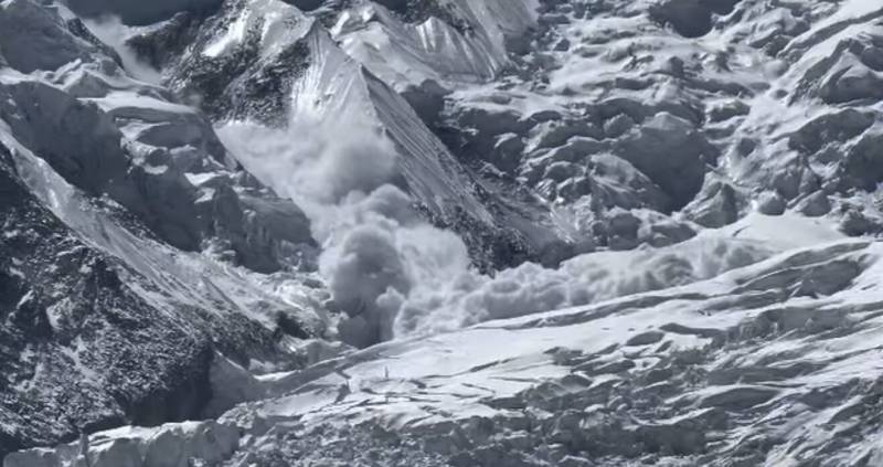Two Nepalis swept away by Annapurna avalanche