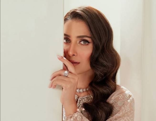 Ayeza Khan has two new updates for her fans! Guess what?