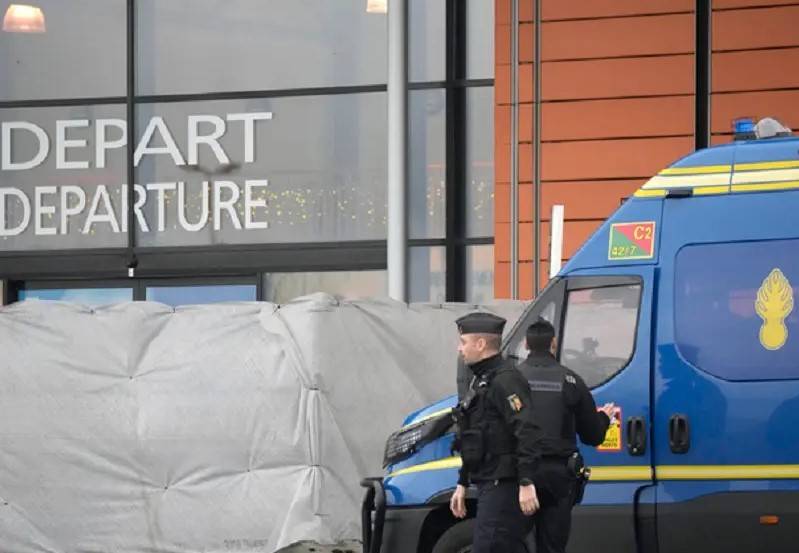 Moscow says France temporarily detained govt employee at airport