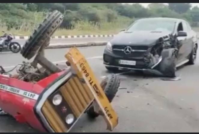 Two dead as car collides with tractor in Muridke