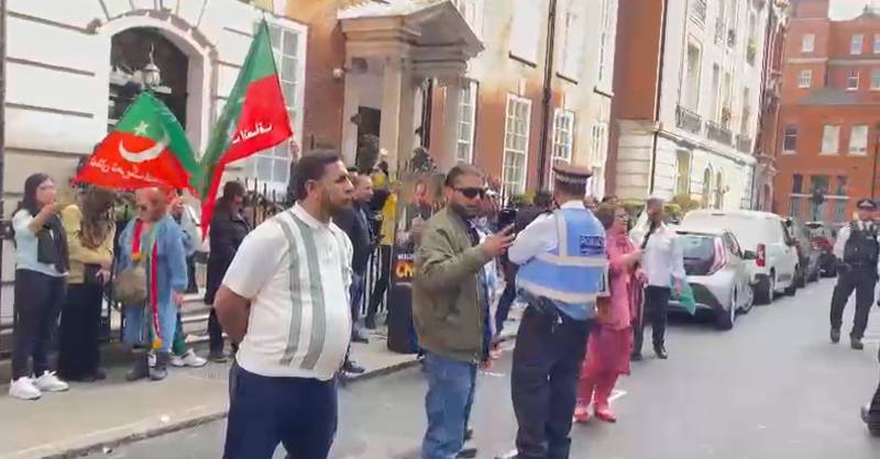 PTI and PML-N workers clash as Nawaz reaches London