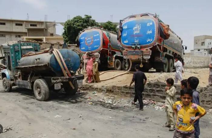 Water tanker crushes little boy to death in Karachi playground