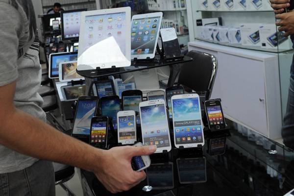 Karachi police seize 618 high-end mobile phones hidden in modified Revo