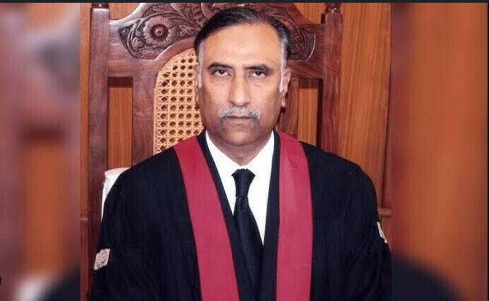 Supreme Court issues notice to acting IHC CJ in judges transfer case