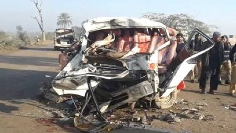 Trawler hits van in Karak; 12 killed 