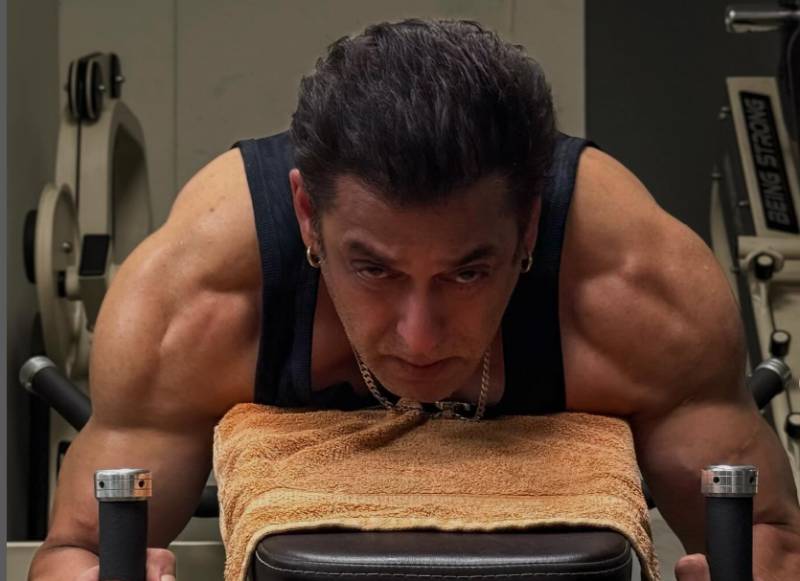Salman Khan reacts to death threats in his own style!