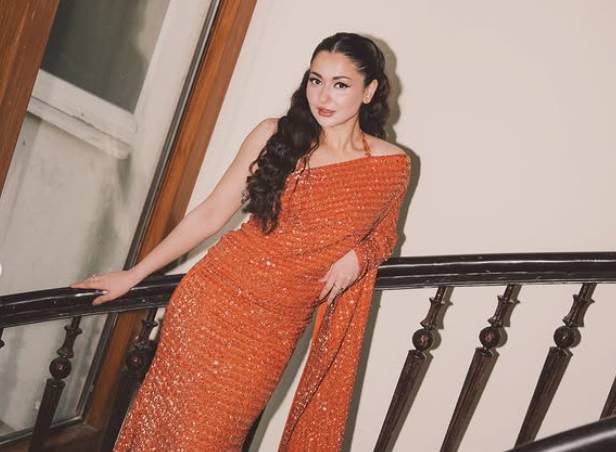 Hania Aamir asks fans to 'not think just see' in latest post