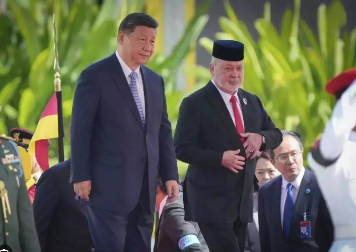 China's Xi meets Malaysian leaders in diplomatic charm offensive