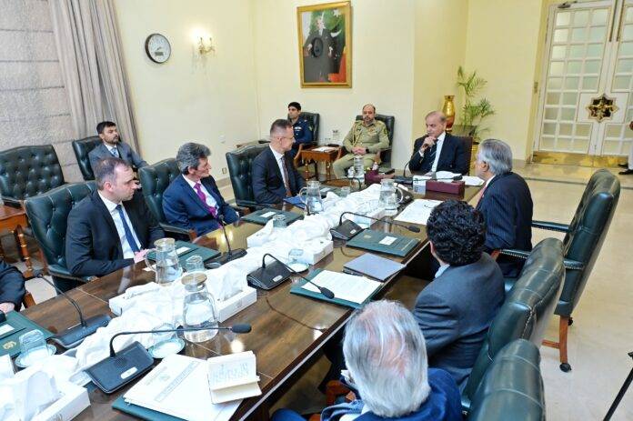 PM, Hungarian FM discuss bilateral, regional issues