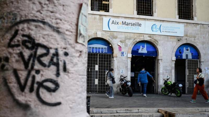 First US 'refugee scientists' to arrive in France in weeks: university