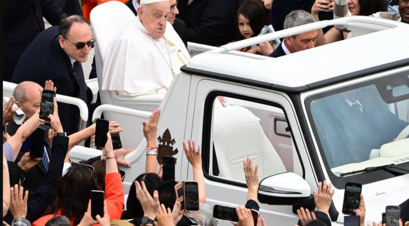 Frail Pope Francis takes to popemobile to greet Easter crowd