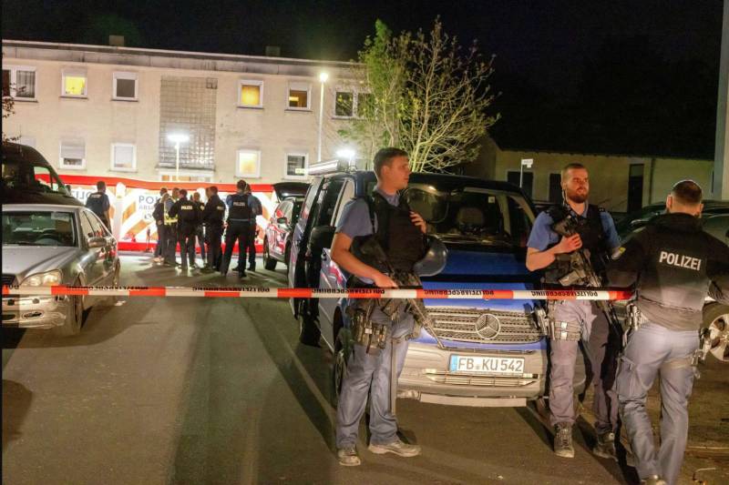 German police launch manhunt after 2 people shot dead