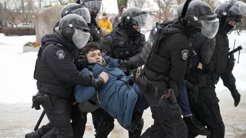 Putin strengthens crackdown on dissent with new laws