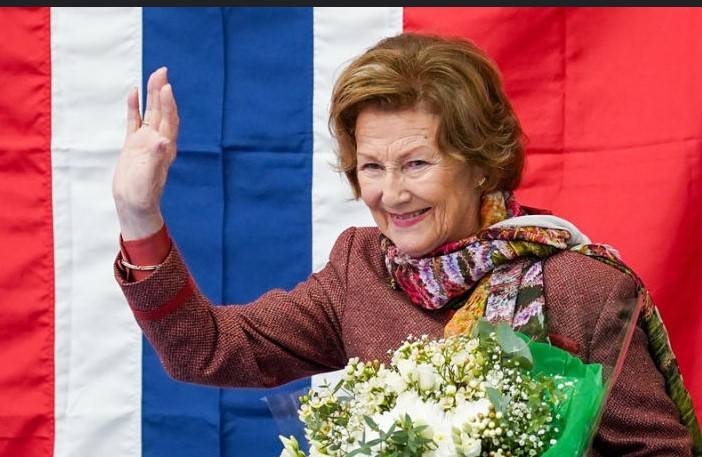 Norway's Queen Sonja in hospital after breathing problems