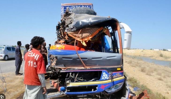 16 labourers die as bus crashes in Jamshoro