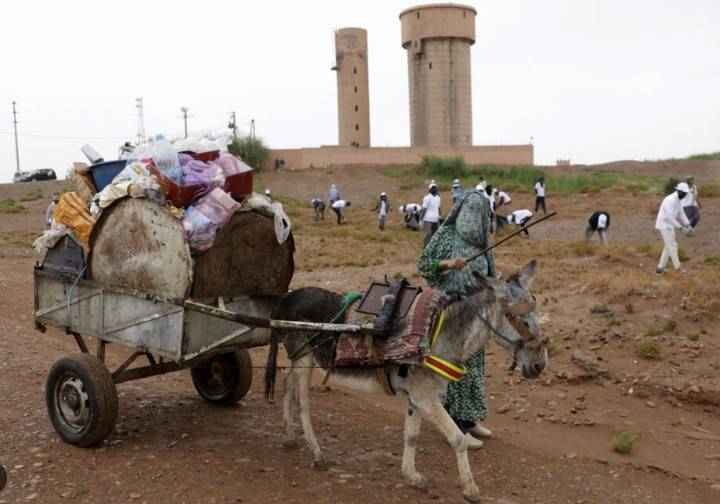 Morocco volunteers on Sahara clean-up mission