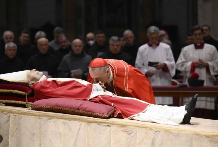 Pilgrims gather as Pope Francis begins lying in state
