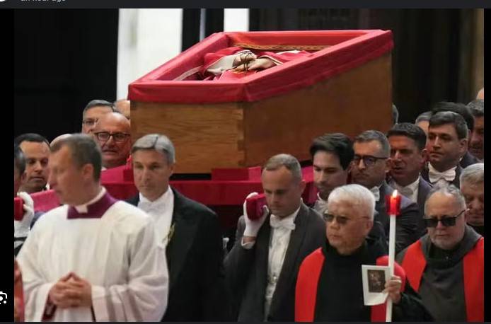 Tens of thousands say goodbye to Pope Francis lying in state