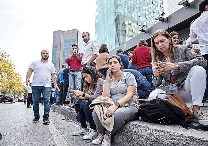 Powerful 6.2-magnitude quake hits off Istanbul coast
