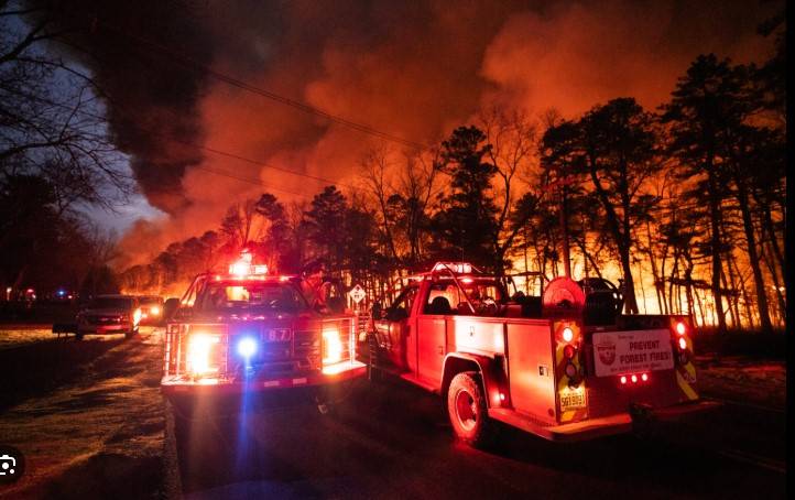 Thousands evacuate as fire spreads in US state of New Jersey