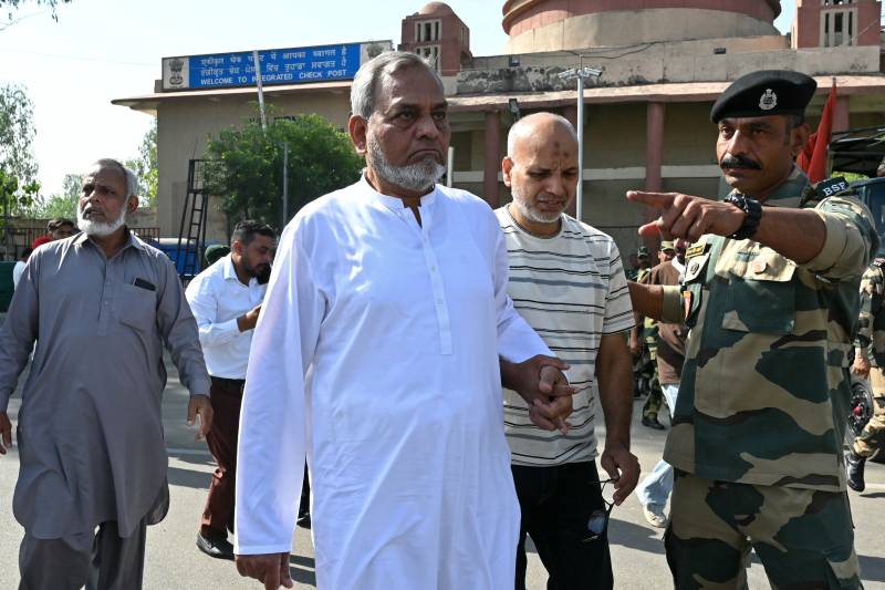 Pakistani nationals begin exiting Attari after Indian deadline