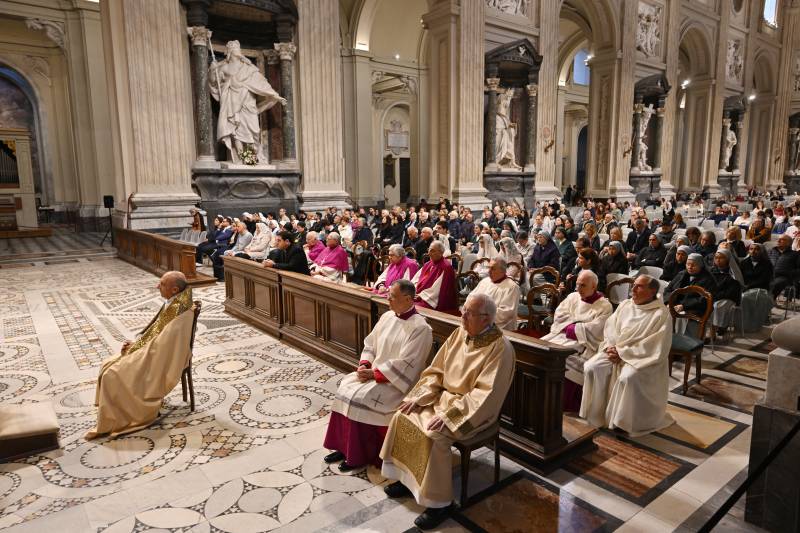 Multitudes line up for second day to view pope