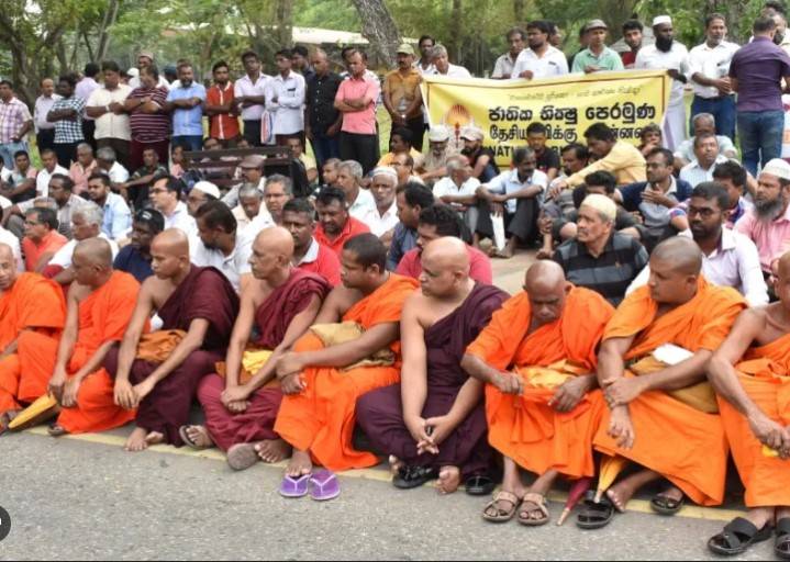 Sri Lanka Buddhists overwhelm city in bid to see sacred tooth