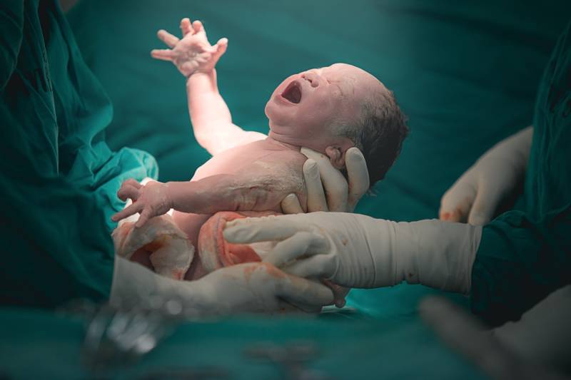 UK baby ‘Born Twice’ as doctors remove mother’s womb mid-pregnancy for cancer surgery