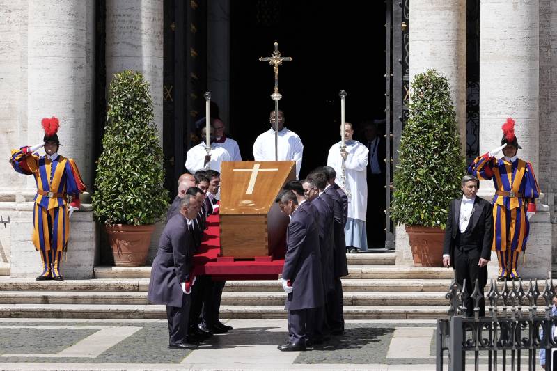 Hundreds of thousands at funeral mourn pope 'with an open heart'