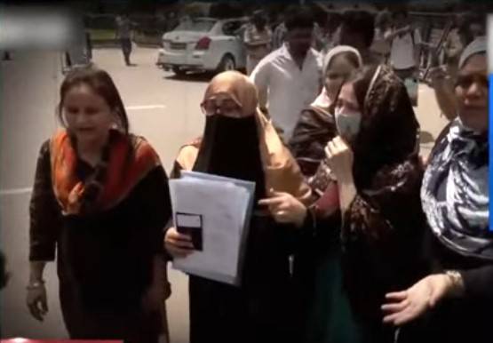 60 Indian women married to Pakistanis stopped from entering Pakistan 