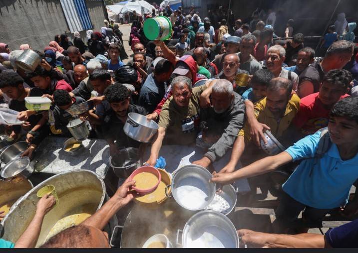 Desperate Gazans scramble for food