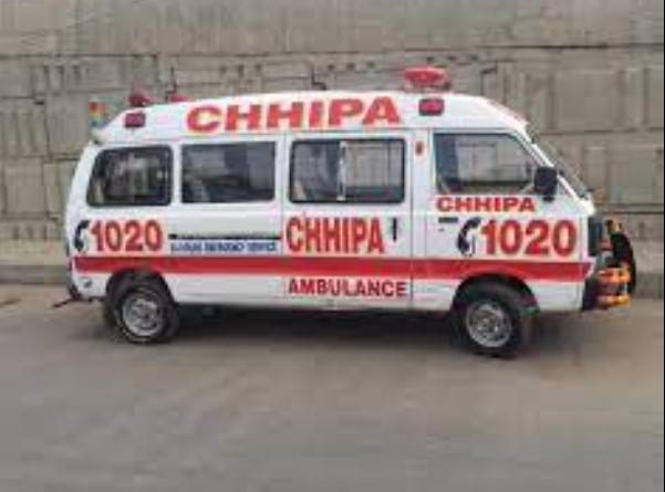 Four injured as police van hits Chhipa ambulance in Karachi