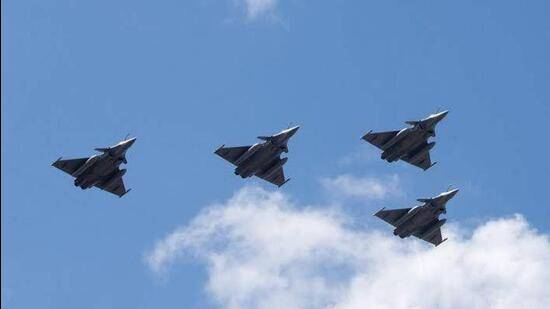 LoC heats up as four Indian Rafale jets flee after PAF's swift response 