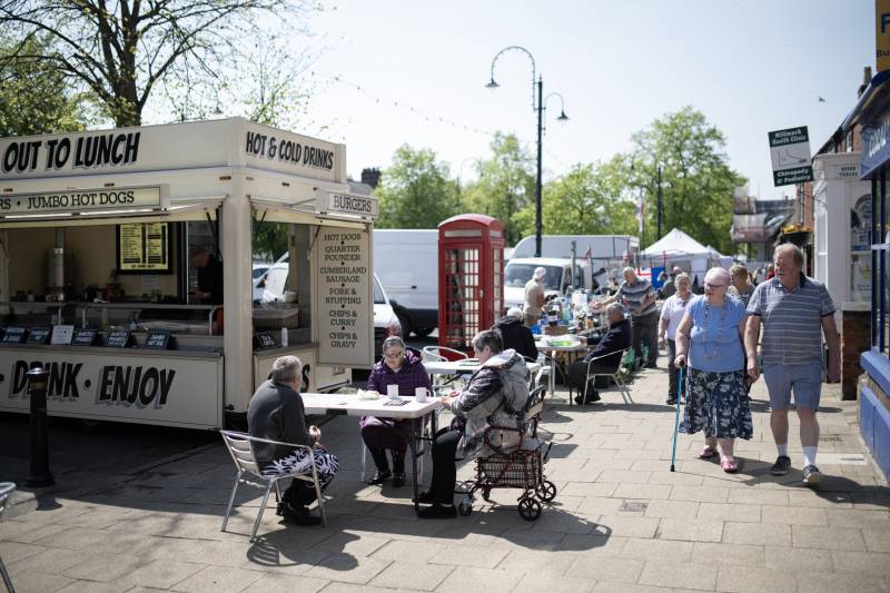 Local elections test UK's main parties as hard right rises