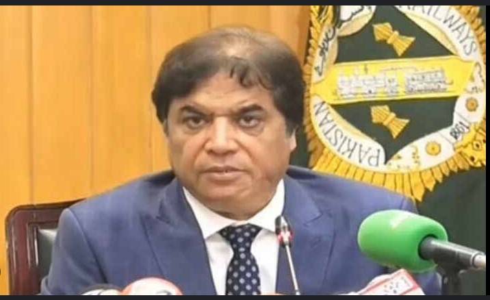 Hanif Abbasi’s visit to Lahore Railway Station ‘surprises’ many