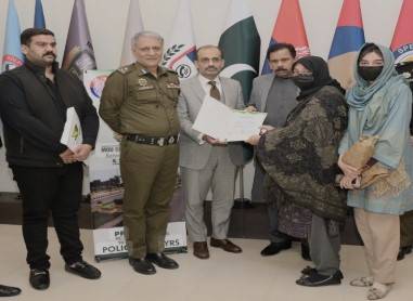 IG Punjab distributes 20 apartments among martyrs' families in Lahore