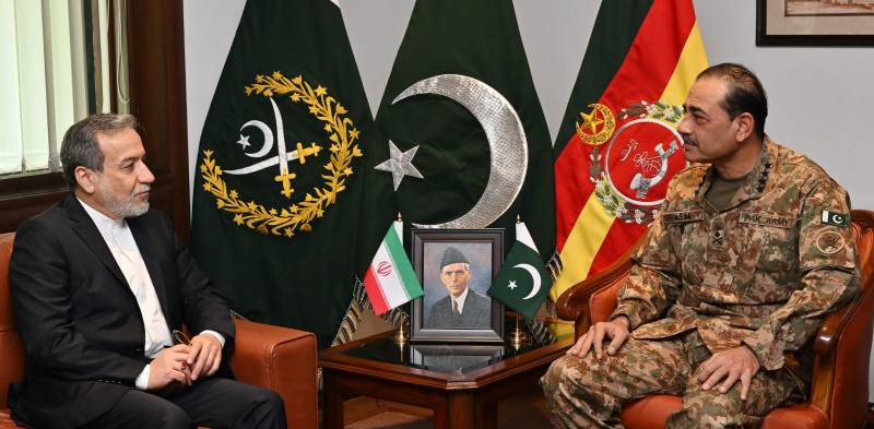 Pakistan, Iran are brotherly neighbours, COAS reaffirms in meeting with Iranian FM