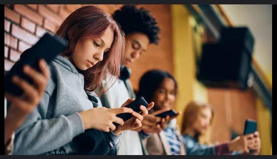 New Zealand PM proposes banning under-16s from social media