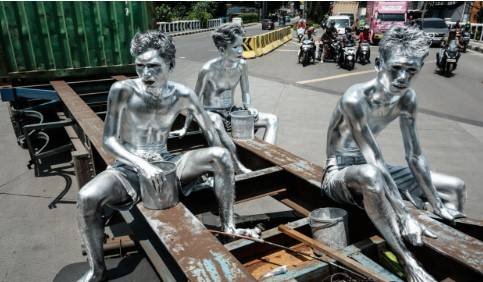 Indonesia's silvermen beg to make ends meet