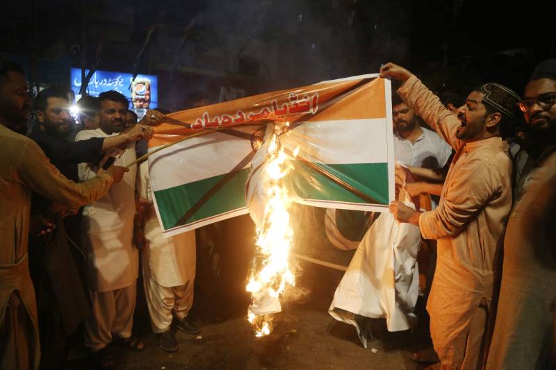 World calls on Pakistan and India to show restraint