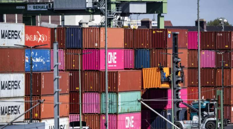 EU threatens to target US cars, planes if Trump tariff talks fail