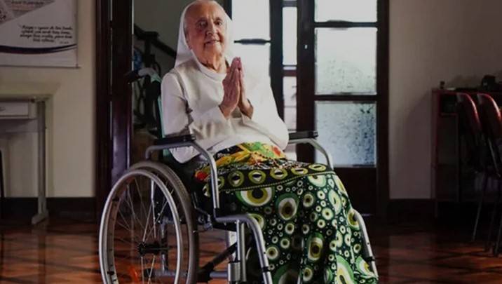 'No one wins in war' says UK WWII veteran and yoga teacher at 100