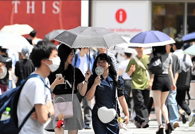 Global temperatures stuck at near-record highs in April: EU monitor