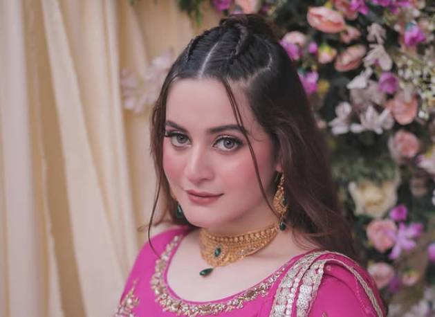 Aiman Khan shares names of Bollywood stars to unfollow