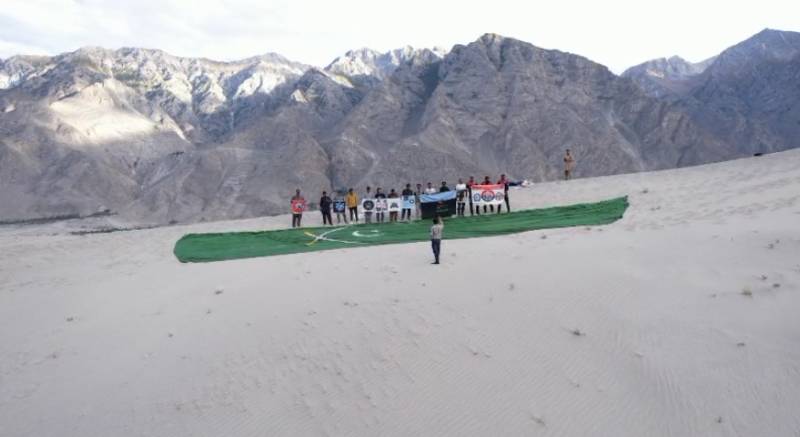 Pakistani mountaineering team sets national record, pays tribute to Armed Forces in historic flag hoisting