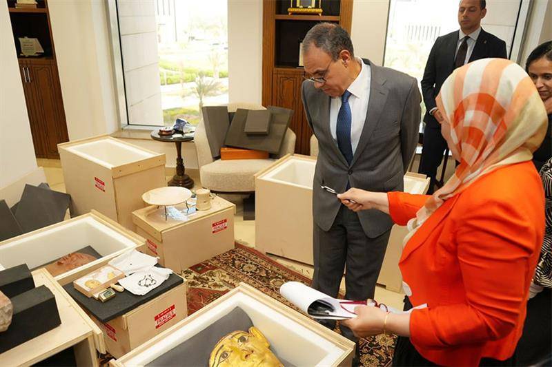 Egypt says retrieves 25 smuggled artefacts from US