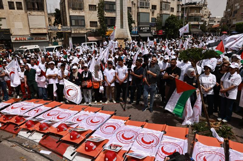 Hundreds march in West Bank against killings of Palestinian medics