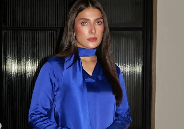 'Some good makeup and clothes are my medicine', On duty Ayeza Khan in 102 fever 